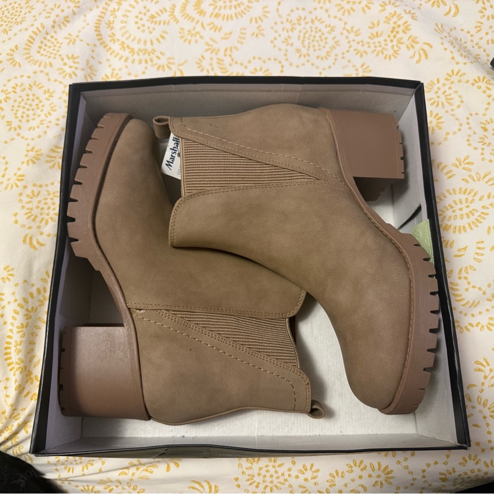 NWT MIA Women's Jody Lug Sole Tan Ankle Chelsea Boots Booties Size 8.5 - Picture 3 of 4